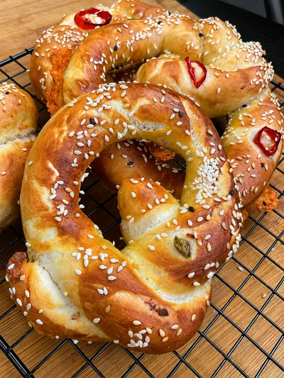 Precle nadziewane serem, pepperoni i jalapeño 🥨🧀🌶️