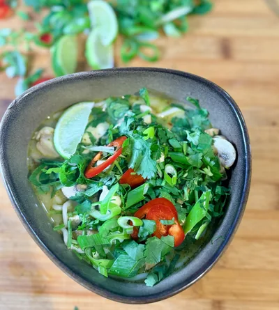 Zupa inspirowana Tom Kha Gai z kurczakiem